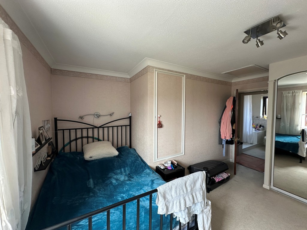 Lot: 132 - TWO-BEDROOM END-TERRACE PROPERTY FOR INVESTMENT - Main Bedroom